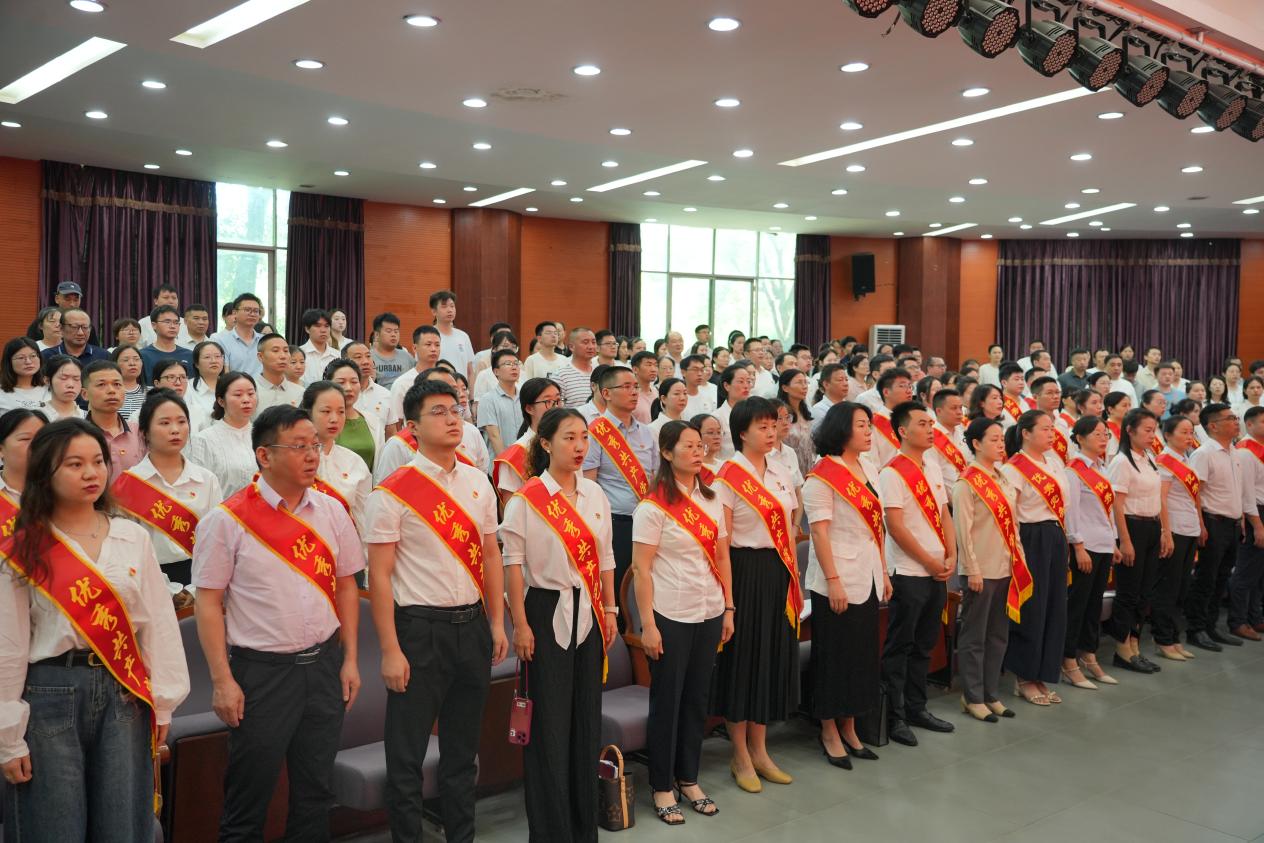 beat365体育官方网站盛大举行庆祝中国共产党成立104周年暨“七一”表彰大会