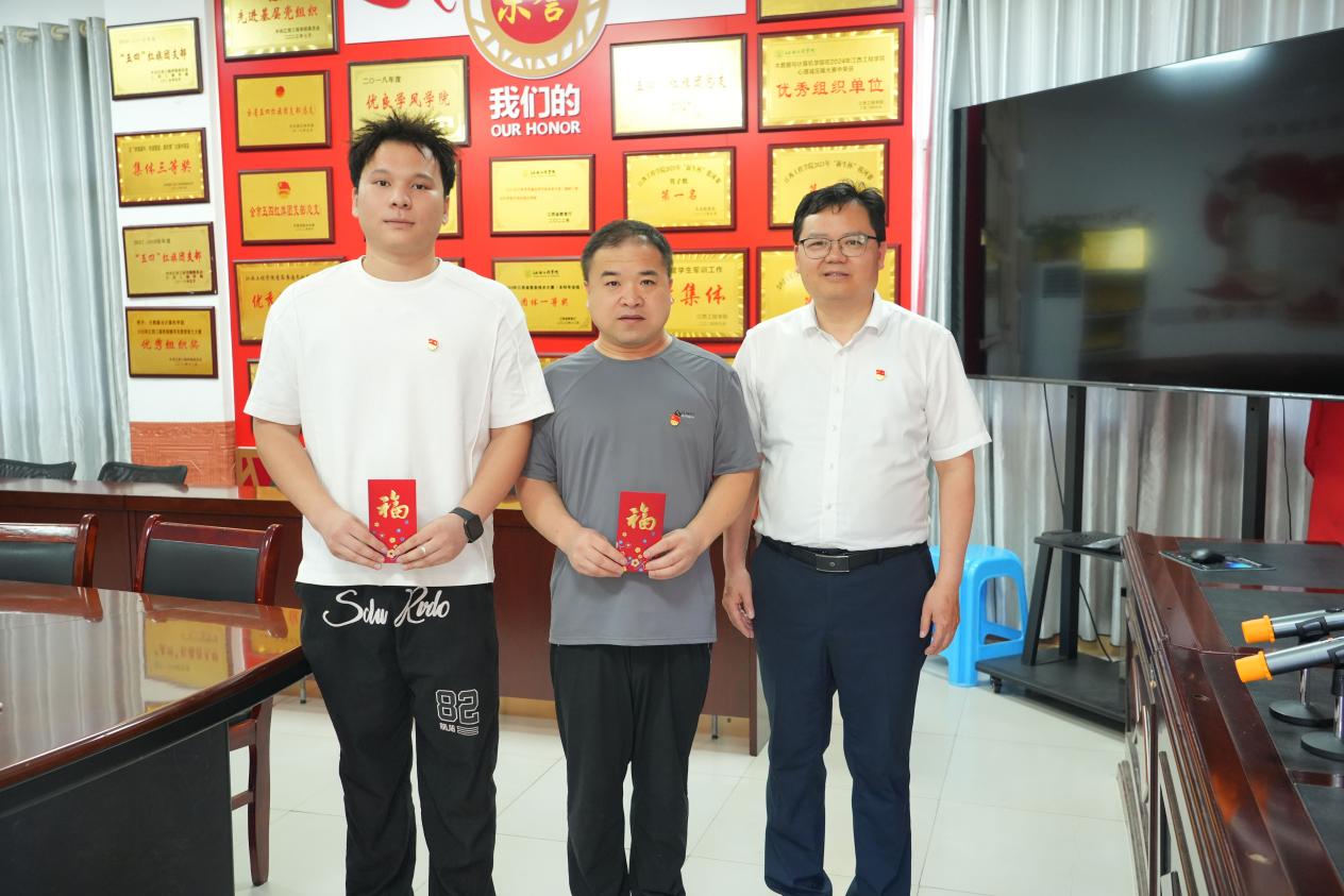 beat365体育官方网站校领导开展“七一”走访慰问活动