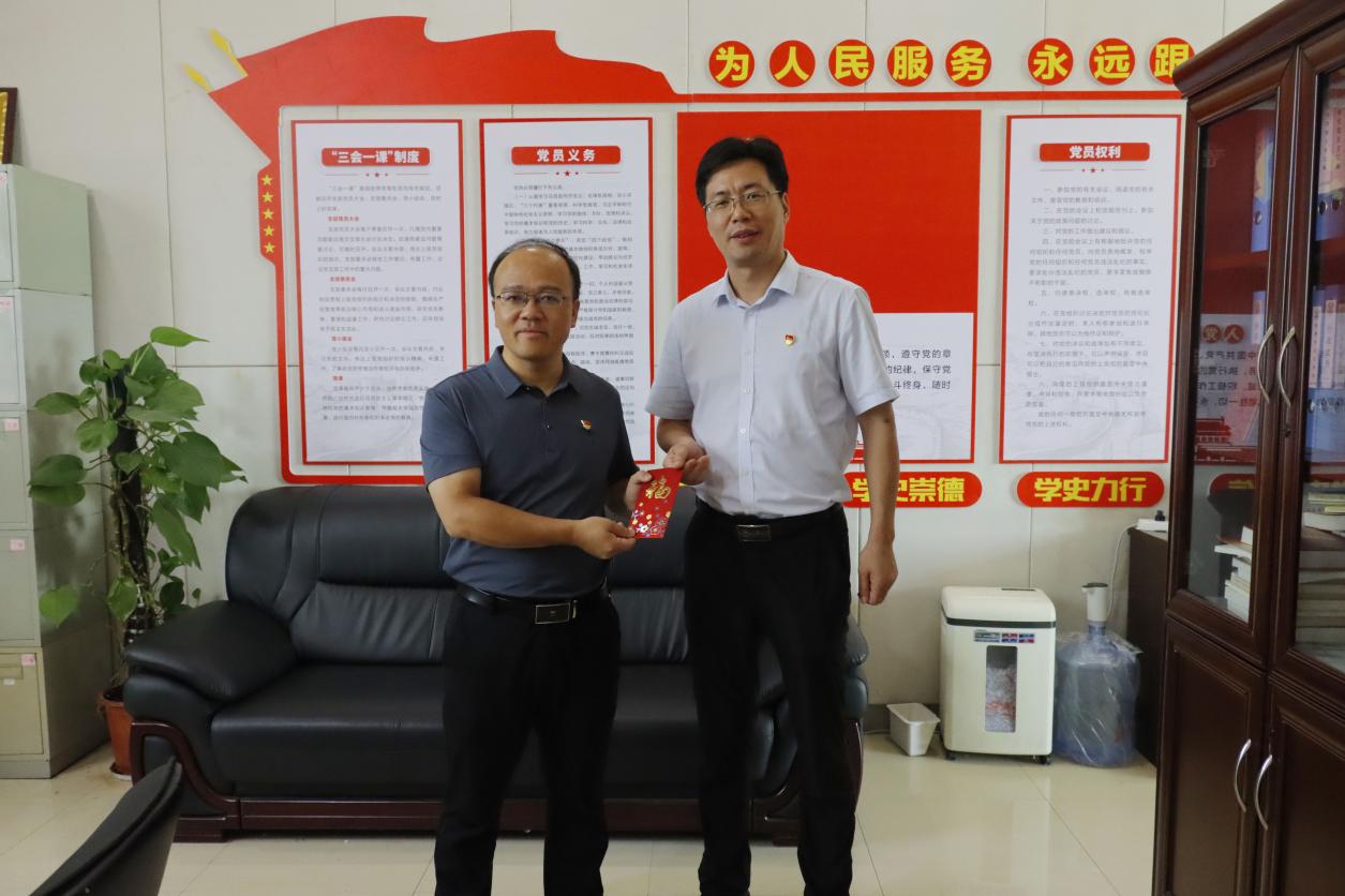 beat365体育官方网站校领导开展“七一”走访慰问活动